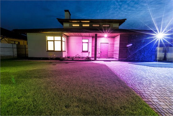 户外必备LED灯：100万种颜色 防水防雨能用十年！ 